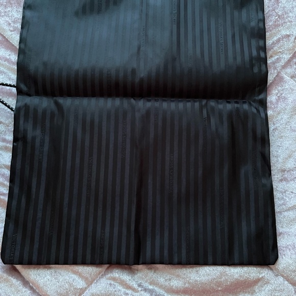 New without tags Victoria’s Secret small duffel bag. - Picture 9 of 10